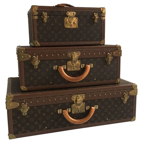 Stacking Louis Vuitton Trunks for Dramatic Scenograph­y